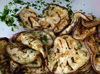 insalata-duva-melanzane-grigliate-ricotta-allerba-cipollina-condimento-dolio-cedro